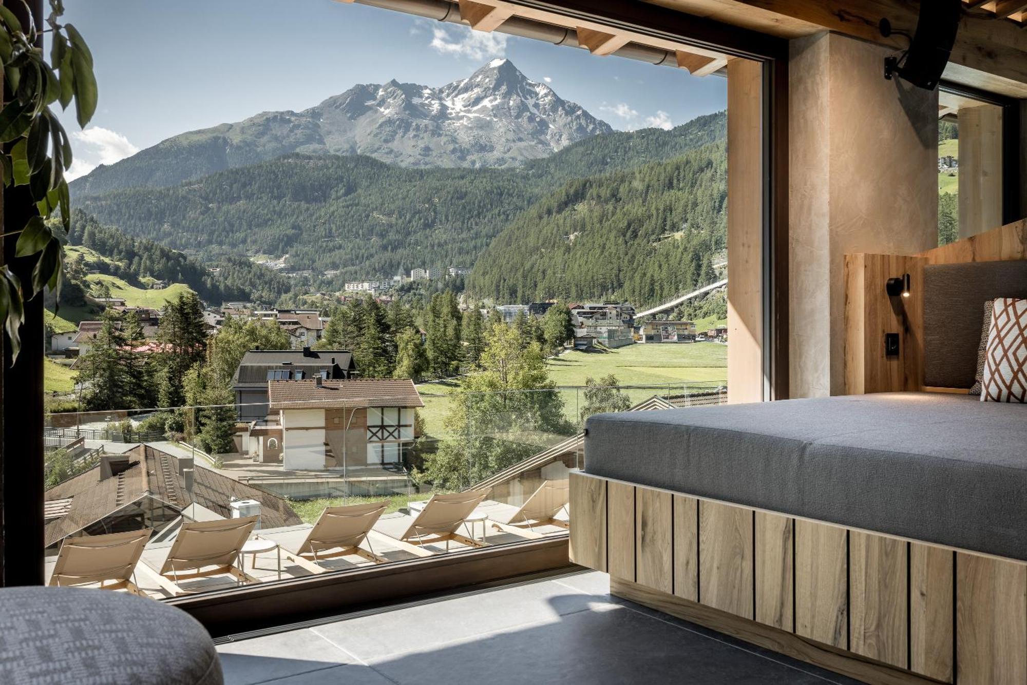 Hotel - Alpine . Luxury . Life Sölden